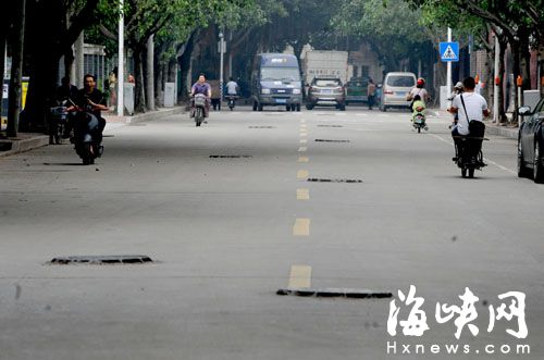 福州文博路窨井盖凸出路面 行车如“绕铁饼”
