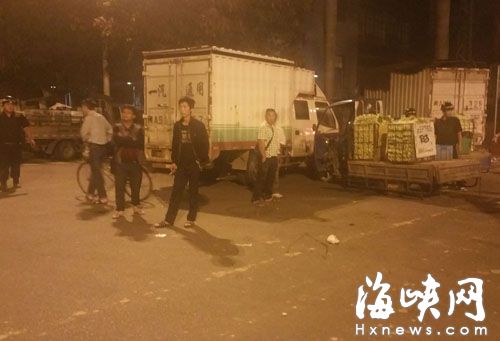 非法批发市场扰民十多年 执法部门凌晨“扫街”