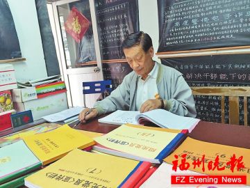 耄耋老人9年坚守风雨无阻 制作近2000面黑板报