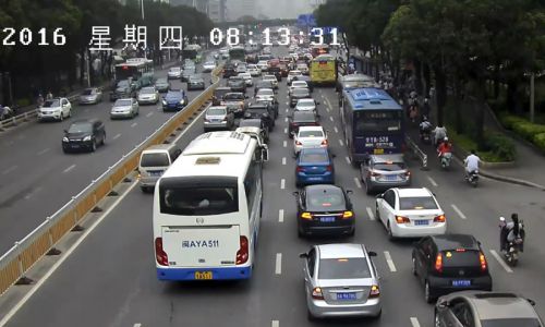 福州五四路两车刮擦后快撤 交警为司机点赞