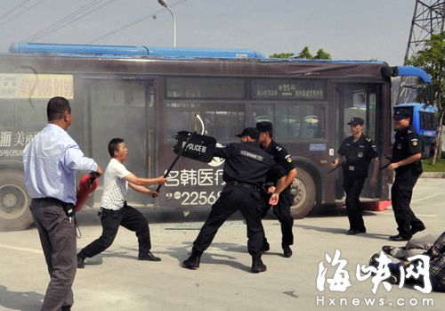 公交集团反恐演练 “歹徒”车上纵火警民合力擒凶