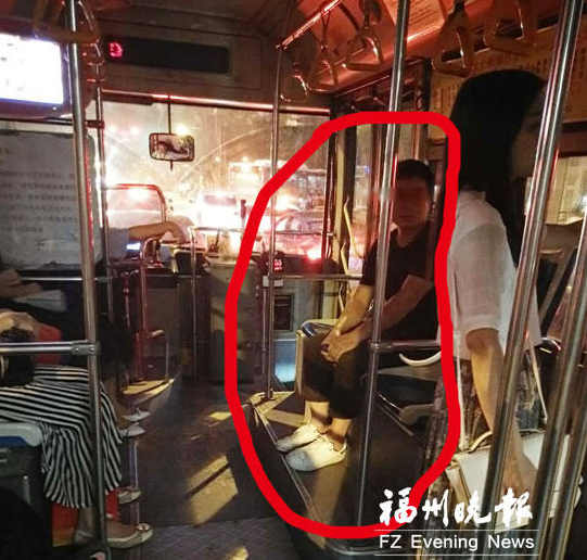 女子公交车上遭遇&ldquo;咸猪手&rdquo;尾随 躲进商店避险