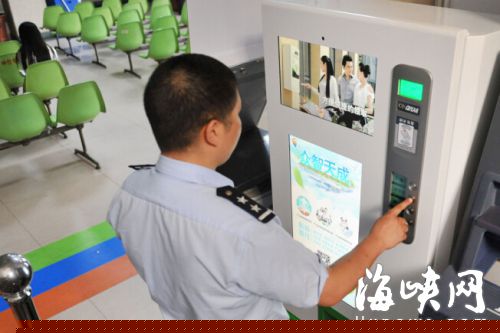 榕设套套发放机 凭二代身份证可免费刷取 