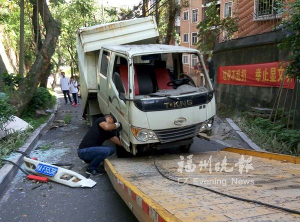 货车撞上行道树副驾座人员飞出 经检查无大碍