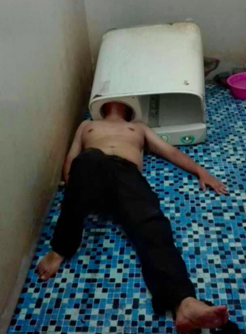 福清：囧！男子头卡洗衣机 消防员破拆救人