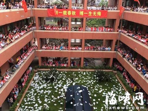 高考前该不该喊楼撕书？福州中学也现“毕业叫”