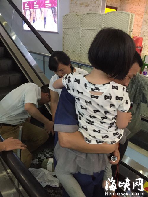 小女孩坐手扶梯时脚被卡(读者供图) &nbsp;