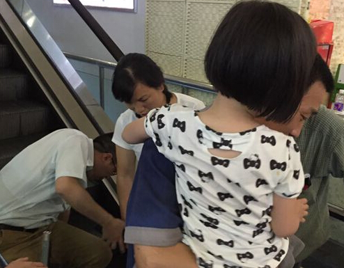 福州宝龙广场女童脚被电梯卡住 鞋坏了脚没事
