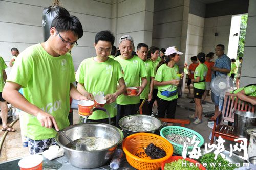 福州“酷走族”风靡小区：一起健身 共煮锅边