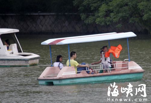 福州西湖游船点大热天划船 游客不爱救生衣 