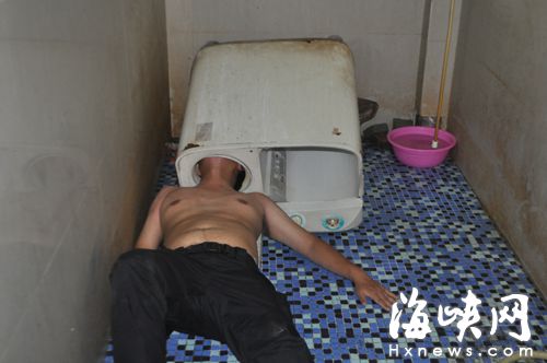 福清一男子检修洗衣机 不慎头卡甩干桶(图)