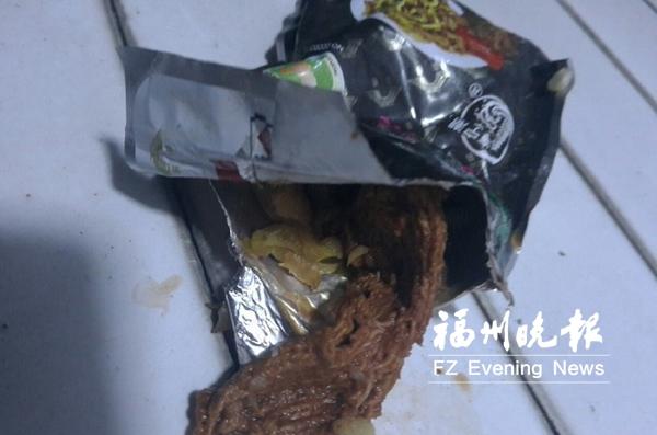 榨菜包里藏毛线手套？类似现象并非首次出现