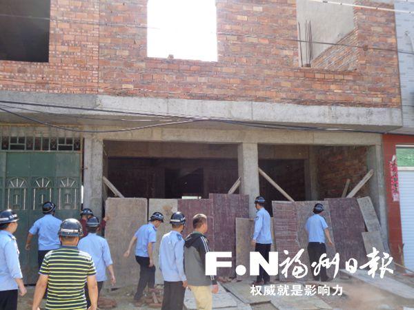 闽清县坂东镇出动50多名执法队员拆除两处违建