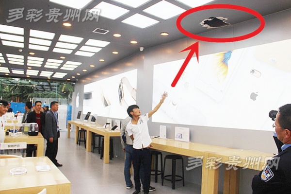 苹果手机店天花板被破坏的入口。