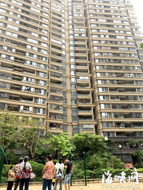 男童从自家7楼坠下（画圈处） &nbsp;