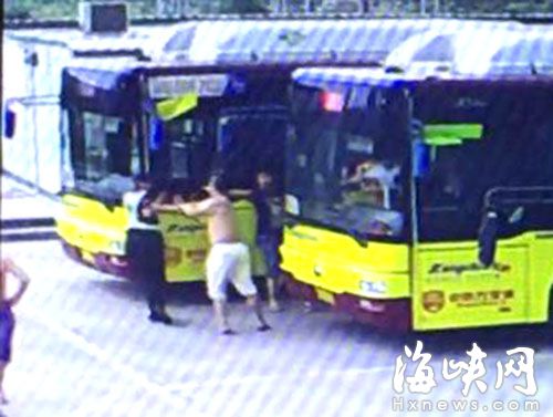 车站保安前来制止被推开。画圈处为公交司机正遭殴打（监控视频截图）