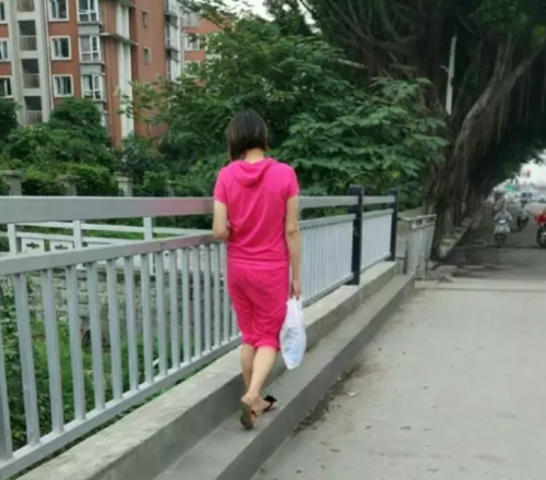 福州小伙深夜在路边捡了个姑娘 还带回家住了3天