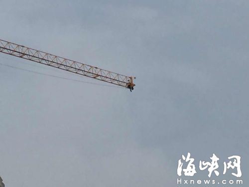 疑似工程款纠纷 福州2名男子爬上塔吊欲轻生(图)