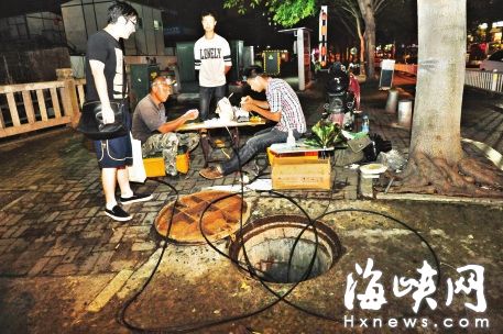 两工人&ldquo;挑灯&rdquo;抢修光纤线