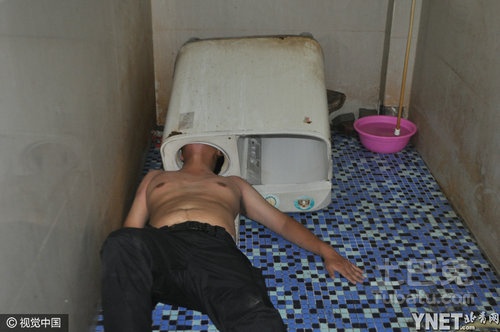 男子修洗衣机被卡住头 消防官兵花40分钟施救