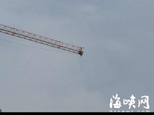 疑似工程款纠纷 福州2名男子爬上塔吊欲轻生(图)