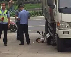 建新南路一电动车被卷入货车底部 骑手当场死亡
