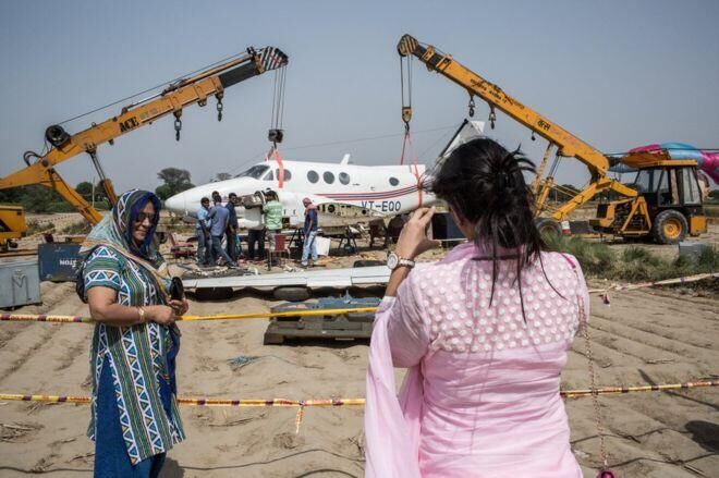 印度一坠毁飞机残骸成热门景点 每天数百人合影