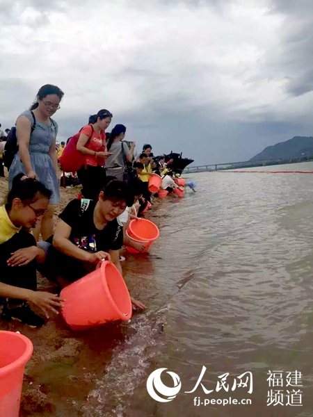 福州小学生参加闽江增殖放流体验 提升海洋意识