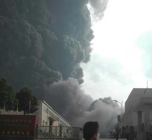 湖北宜昌一化工厂火灾浓烟似“蘑菇云” 伤亡情况未知