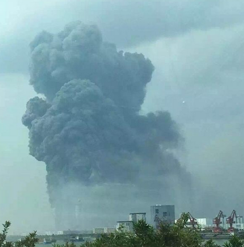 湖北宜昌一化工厂火灾浓烟似“蘑菇云” 伤亡情况未知
