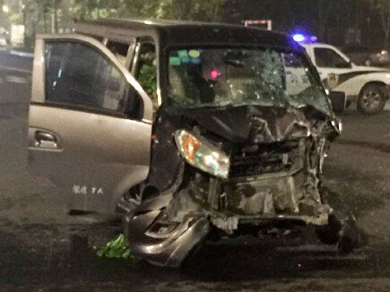 深夜菜贩下车未拔钥匙 陌生男开走后撞车身亡