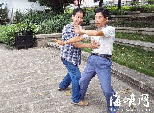 福州光明港公园 鸣鹤拳弟子免费教拳