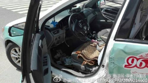 福州光明南路与曙光路交叉口发生车祸 乘客受伤 