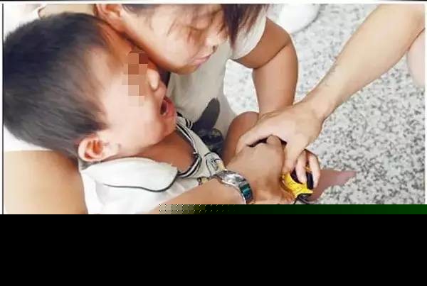 “蛋疼”的六一节 福州3龄童下体卡玩具车里