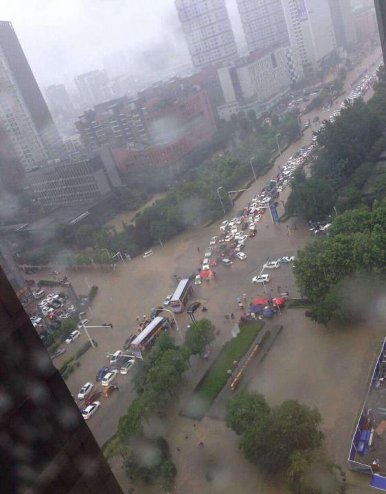 武汉普降大到暴雨：多处路段积水严重，已开启看海模式
