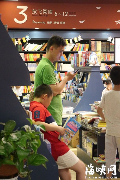 有些家长带着孩子去书店，孩子看书，自己却看手机