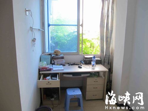 窗户没关，小偷攀爬入室，屋内抽屉等被翻动