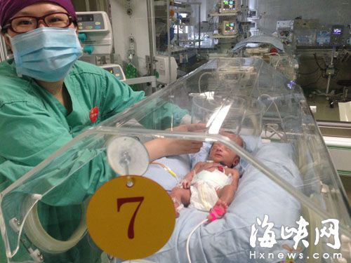 在医护人员的悉心治疗下，女婴的生命体征平稳