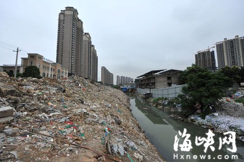 垃圾包围了住宅区和流花溪