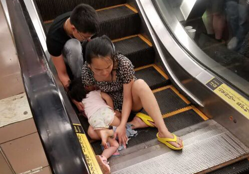 女童百货玩耍腿夹手扶电梯 左膝盖处撕裂伤
