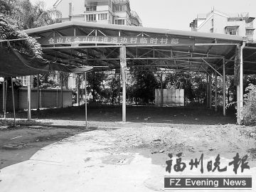 小区绿化带被铲建起巨大铁皮房 居民：破坏环境