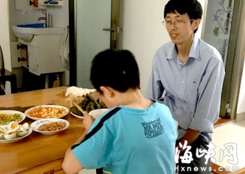 九龄童深夜独自乘公交出走 幸遇好司机收留 