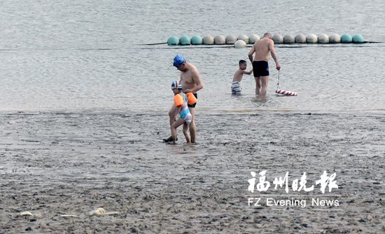 西河游泳场黄金沙滩变泥滩 文体局:将清淤