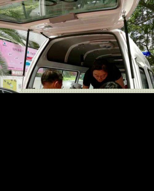 突发:福州一女司机倒车不慎 车子掉进内河