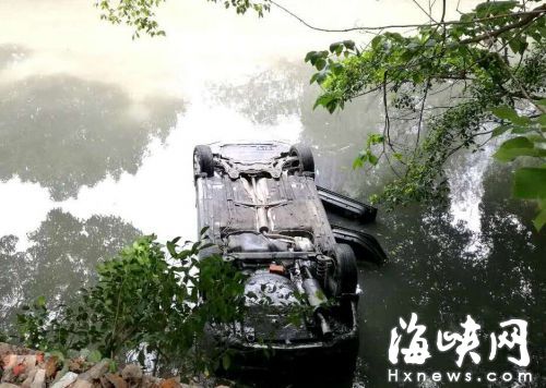 突发:福州一女司机倒车不慎 车子掉进内河