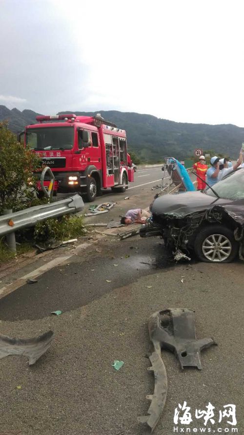 惨烈!永泰高速小车撞隔离带 致三死两伤
