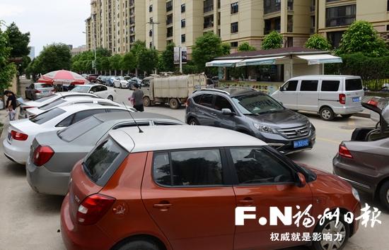 仓山融晟红郡小区外大量车辆违停 占用一半道路