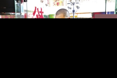 女子倒车坠河 “铁锤哥”第一个砸窗救人