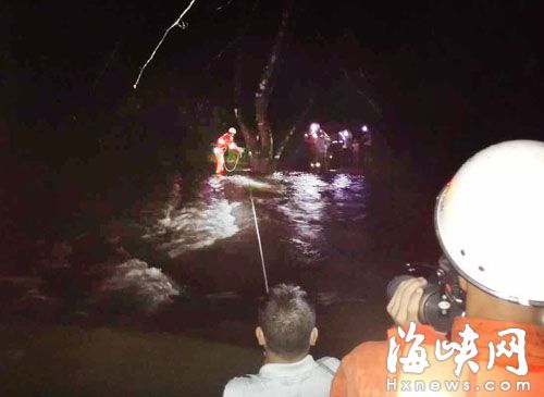 福州暴雨导致山洪暴发 13游客受困景区被救出