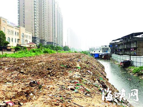 垃圾包围福州流花溪 建新镇政府对淤积河道清理